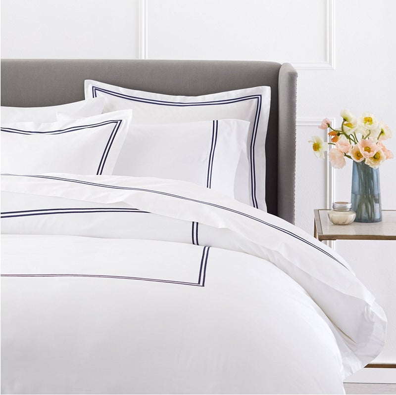 BedDecor مجموعة غطاء لحاف مطرز من القطن المصري الفاخر الناعم 400 خيط مع تطريز جميل بخطين - مزدوج/ملكة - أبيض/كحلي - Image 1