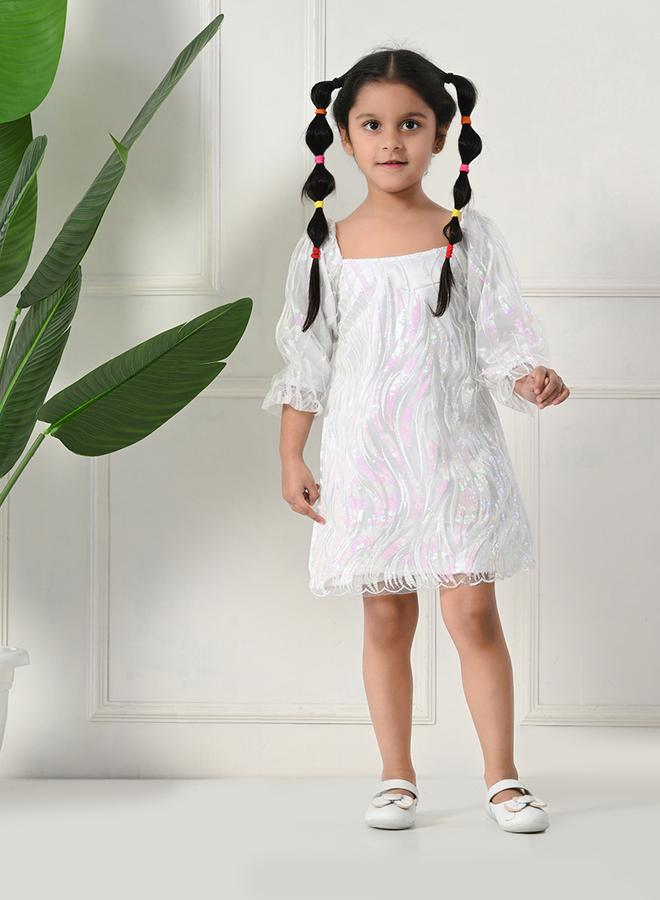 بيلا مودا فستان قصير منمق بالترتر مع ياقة واسعة - Image 1