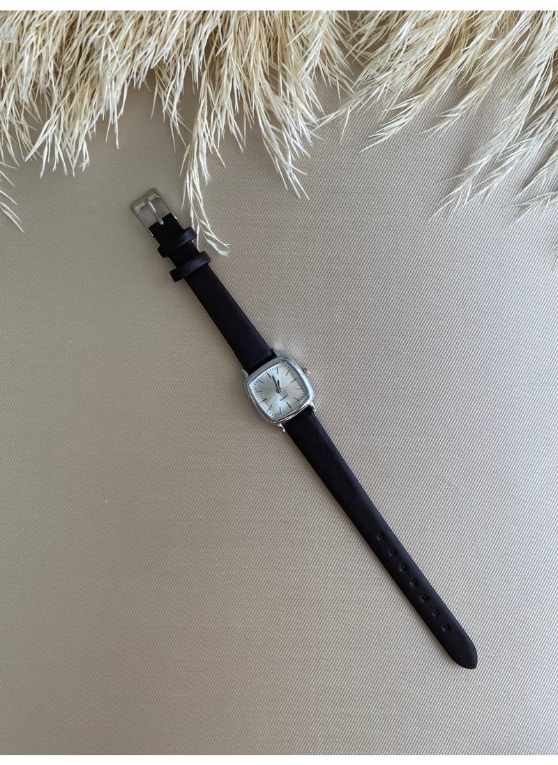 QUARTZ Retro Minimal Vintage Leather Band Women's Wristwatch  - Image 3