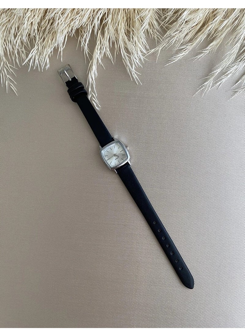 QUARTZ Retro Minimal Vintage Leather Band Women's Wristwatch  - Image 1