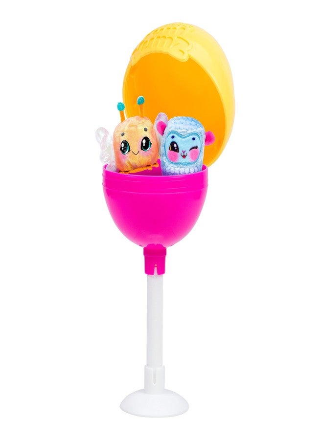 Cookeez Makery مجموعة كوكيز ميكري يوم يومز المزدوجة، السلسلة 3، مليئة بالمرح واللذة، مفاجأتان من الدمى القطيفة ذات الرائحة الحلوة داخل مصاصة، أكثر من 30 حيوانًا أليفًا من الحلوى القطيفة لجمعها مع إصدارات عادية ونادرة ونادرة جدًا ومحدودة الإصدار - Image 2