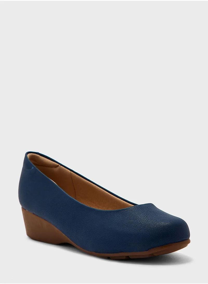 MODARE Ankle Strap Mid Heel Pumps