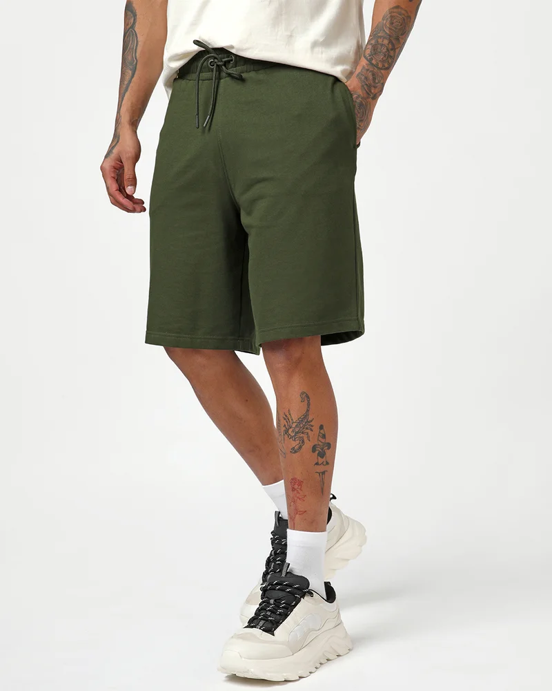 بيواكوف Men's Rifle Green Oversized Shorts