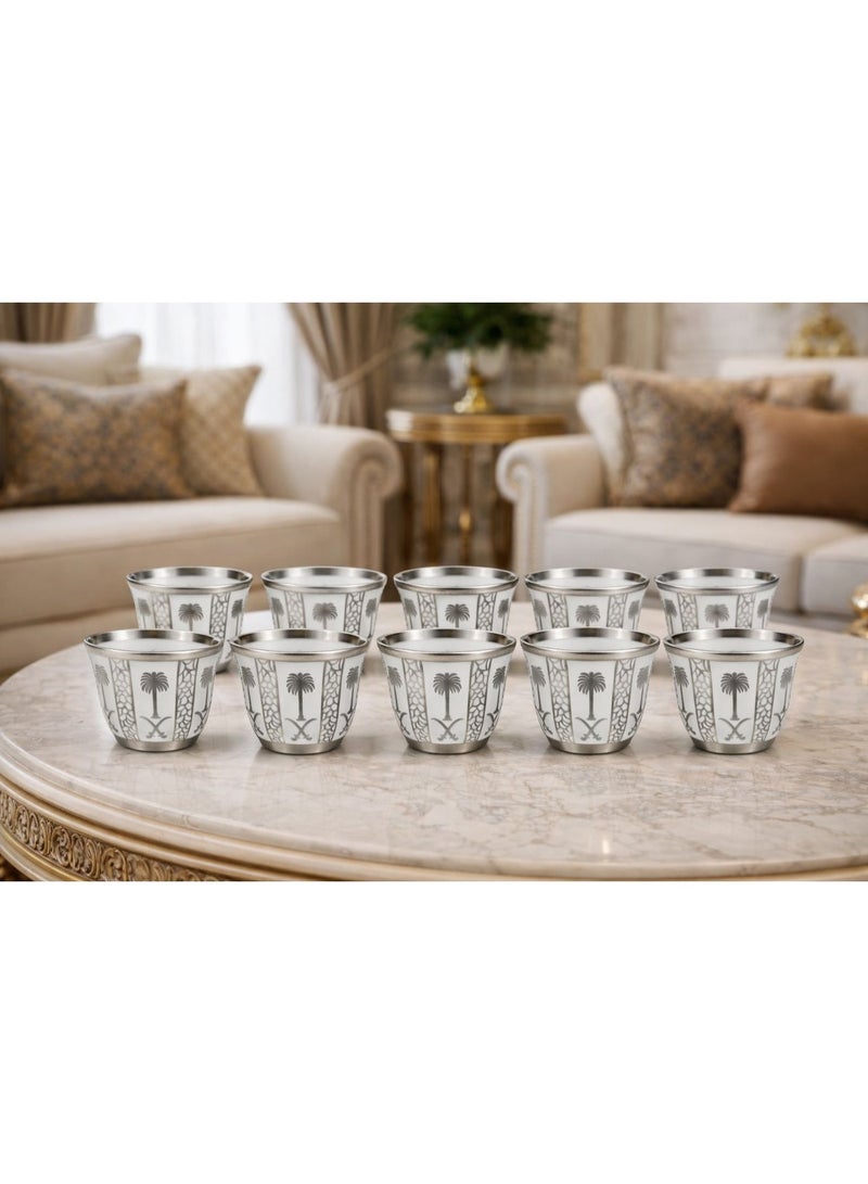 طقم فناجين قهوة عربية باللون الفضي بتصميم تراثي أنيق مناسب للضيافة والمناسبات - Image 2