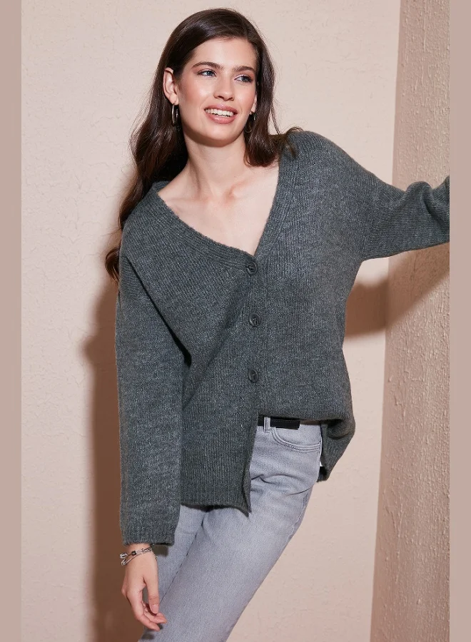 ليلا كارديجان نسائي محبوك بياقة على شكل حرف  وأزرار من ليلا