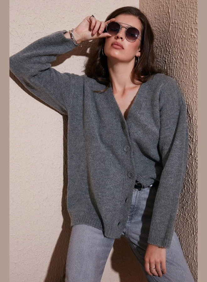 ليلا كارديجان نسائي محبوك بياقة على شكل حرف  وأزرار من ليلا