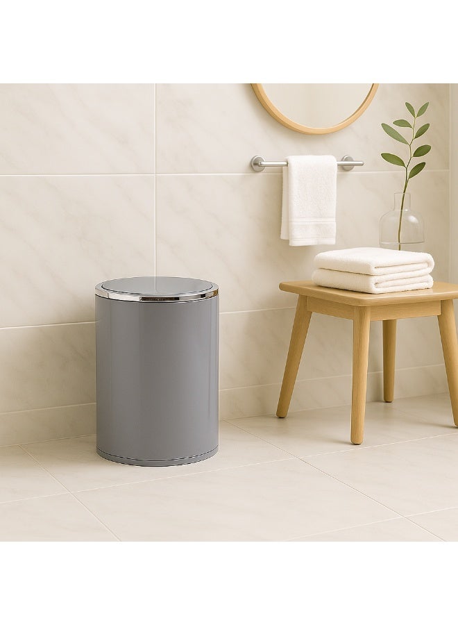 بريمانوفا سلة مهملات أكريليك سعة 6 لتر بغطاء متأرجح مع هيكل معدني فضي – سلة قمامة داخلية مدمجة للحمام وغرفة النوم والمكتب والمطبخ (رمادي) - Image 2