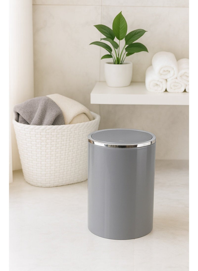 بريمانوفا سلة مهملات أكريليك سعة 6 لتر بغطاء متأرجح مع هيكل معدني فضي – سلة قمامة داخلية مدمجة للحمام وغرفة النوم والمكتب والمطبخ (رمادي) - Image 3