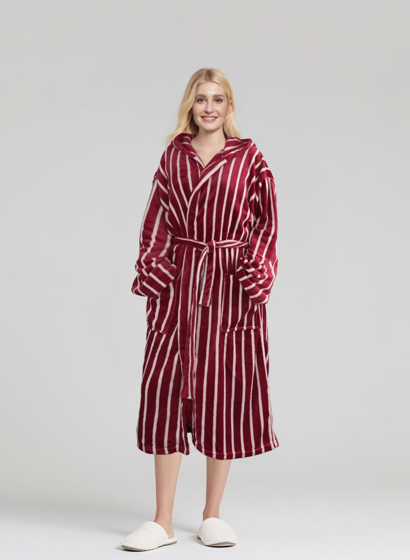 ايست من نون رداء حمام مخطط - 250 جرامًا للمتر المربع مصنوع من البوليستر الناعم بنسبة 100% للنساء - غطاء رأس وجيب - لون أحمر، مقاس كبير جدًا - Image 1