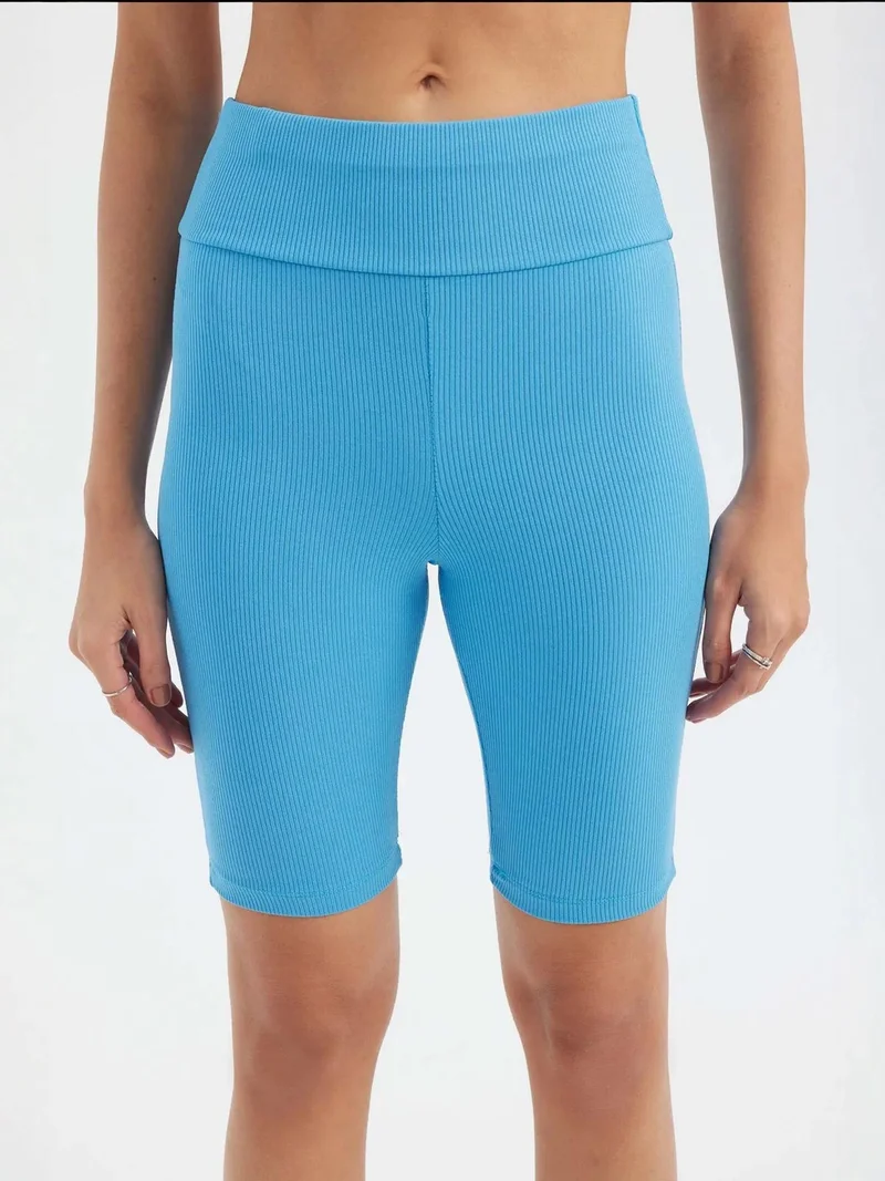 زوبعة شورت ضيق بخصر مرتفع ونسيج مضلع