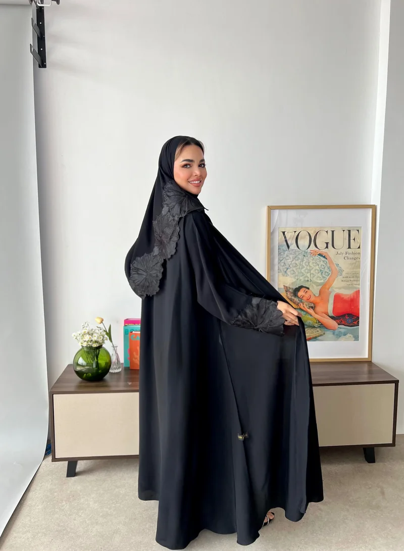 عبايات لوسين عباية قلاب انترنت مزينة بالورد بالأكمام والطرحه