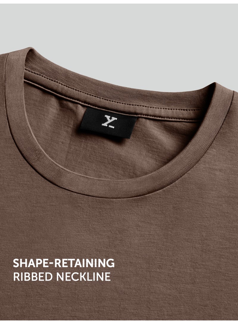 اكس واي اكس اكس تيشيرت رجالي من XYXX بقصة عادية (Regular Fit) ومصنوع من القطن الخالص؛ يتميز بنعومة فائقة، وأكمام قصيرة، وياقة دائرية، مع ثبات عالٍ للألوان. - Image 5