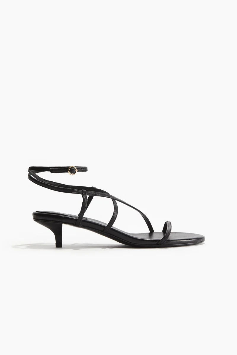 اتش اند ام صندل جلدي بكعب القطة