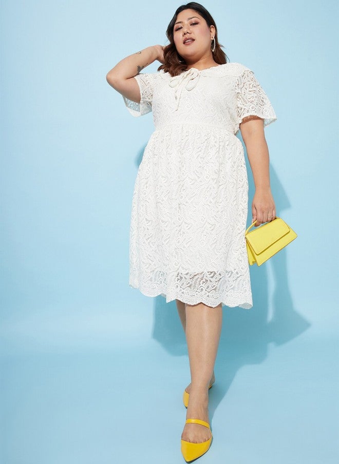 Athena فستان أبيض من الدانتيل بتصميم ضيق وواسع للنساء - Image 5