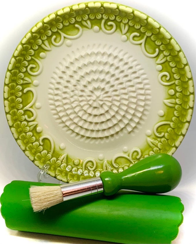 ALLINONE 4PCS PRIME CERAMIC GARLIC GRATER SET HANDMADE YELLOW GARLIC DESIGN GRATER PLATE WGARLIC PEELER GATHERING BRUSH DISPLAY STAND ITS ALSO GRATING TURMERIC GINGER AND MORE