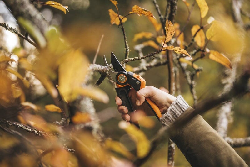 Fiskars Bypass Garden Pruners L, X-series PowerGear, P961, With rolling handle, For fresh branches and twigs, Non-stick coated, Stainless steel blades, Length: 22.2 cm, Black/Orange, 1057175 - Image 4
