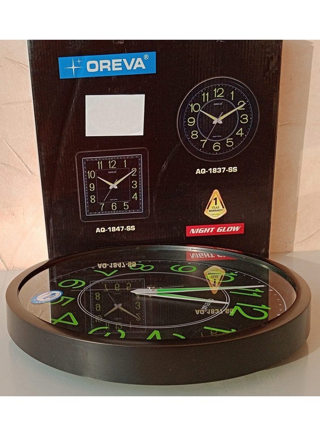 ساعة حائط دائرية بلاستيكية تناظرية مضيئة ليلاً من أوريفا AQ-1837 (30.6 سم × 4.25 سم × 30.6 سم، أسود)