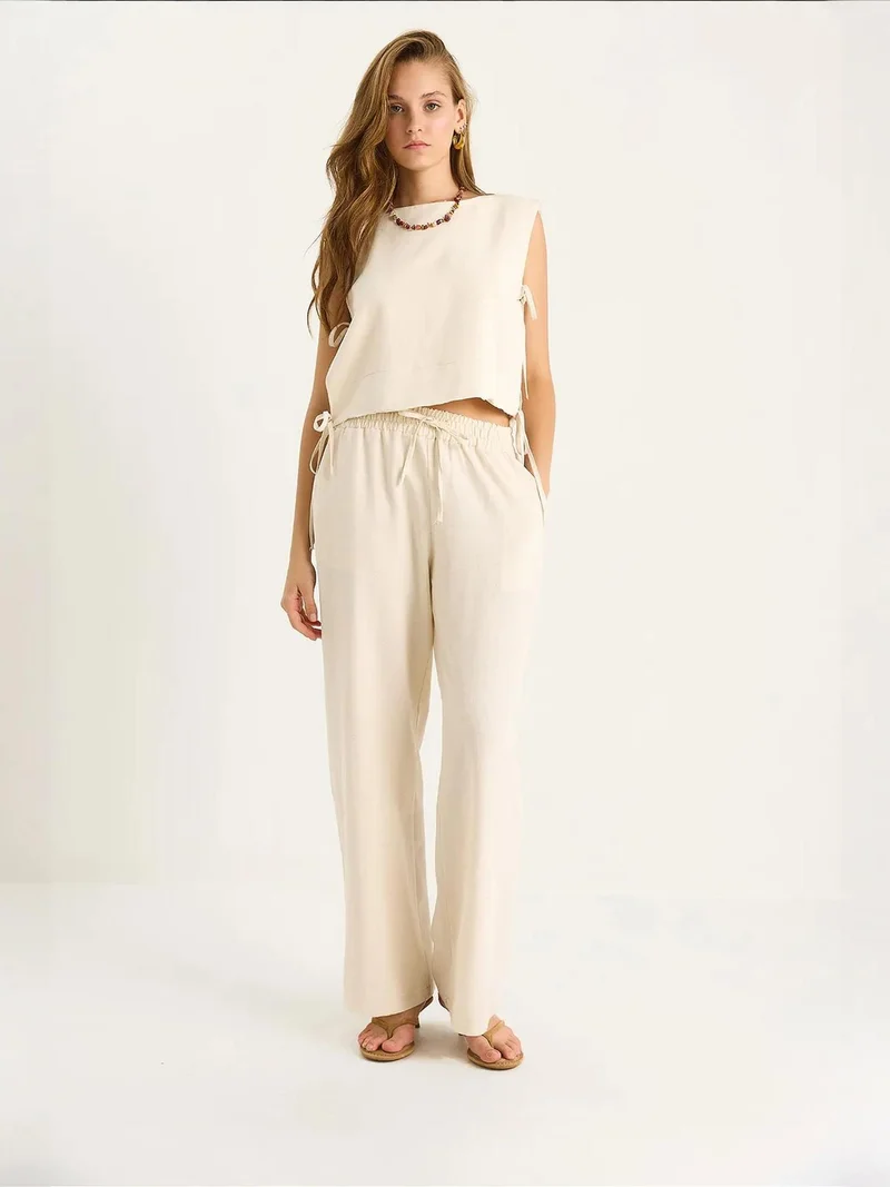 بيانكو لوتشي طقم لوكسي قطعتين بياقة دائرية ورباط وسروال واسع