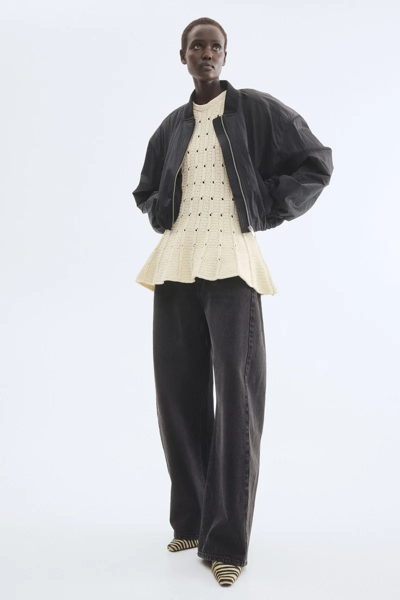 اتش اند ام بلوزة محبوكة بنمط مثقب وحافة مموجة