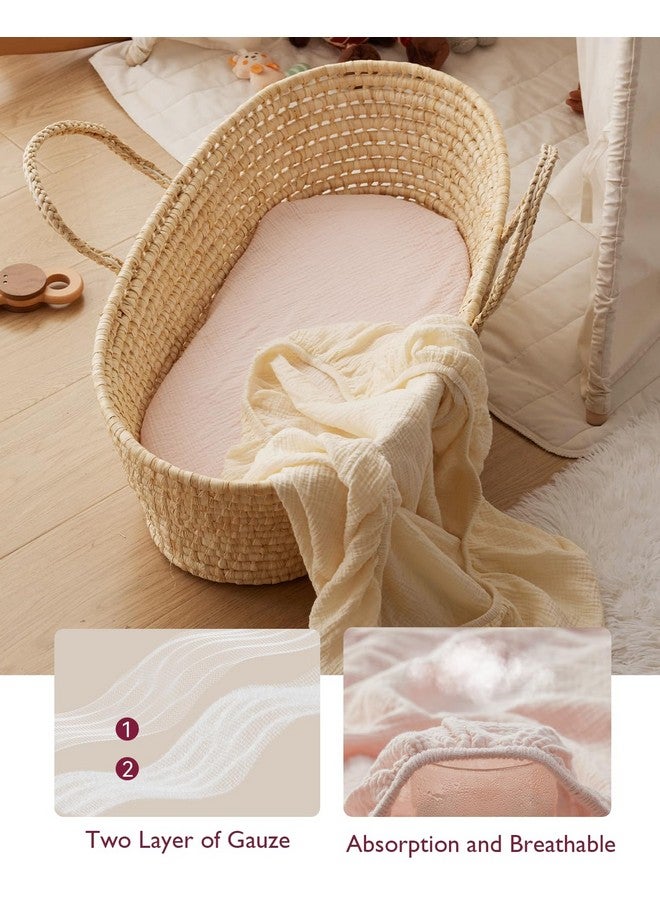 مام كوزي ملاءة سرير أطفال من Momcozy Muslin Fitted Bassinet، قطعتان من القطن الطبيعي الناعم القابل للتنفس مقاس 32 بوصة × 16 بوصة، ملاءة سرير محايدة مانعة للانزلاق للأولاد والبنات، مقاس صغير، وردي خدود وبيج  - Image 4