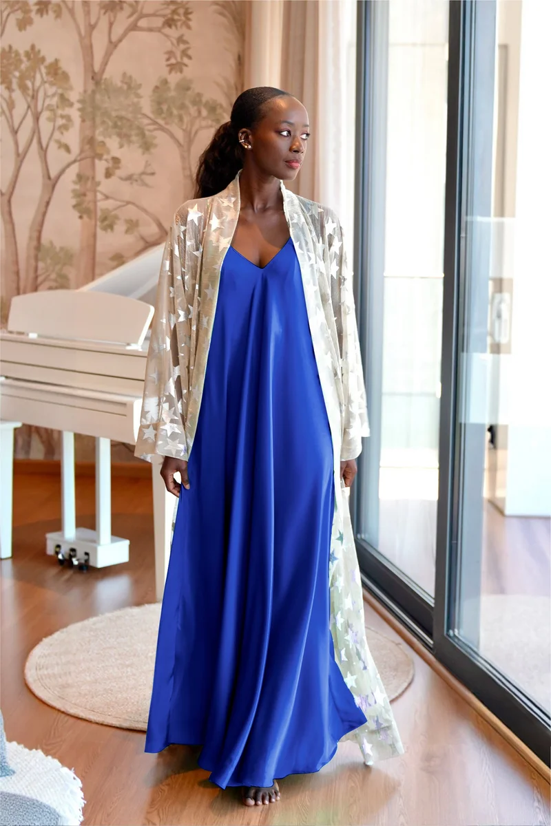 جانارا جونز فستان مارييلا من الساتان الأزرق