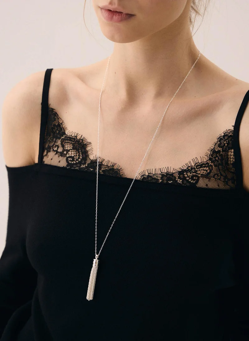Long chain with a tassel pendant