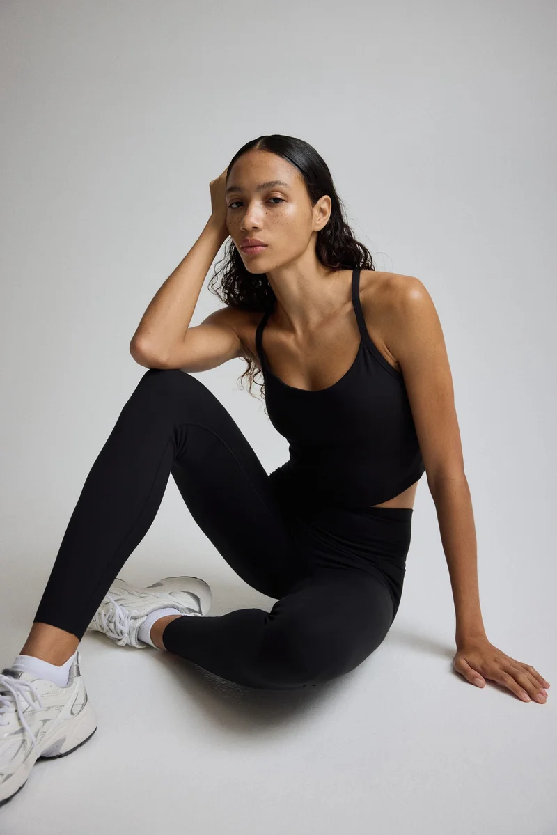 اتش اند ام حمالة صدر رياضية بدعم متوسط من نسيج سوفت موف™