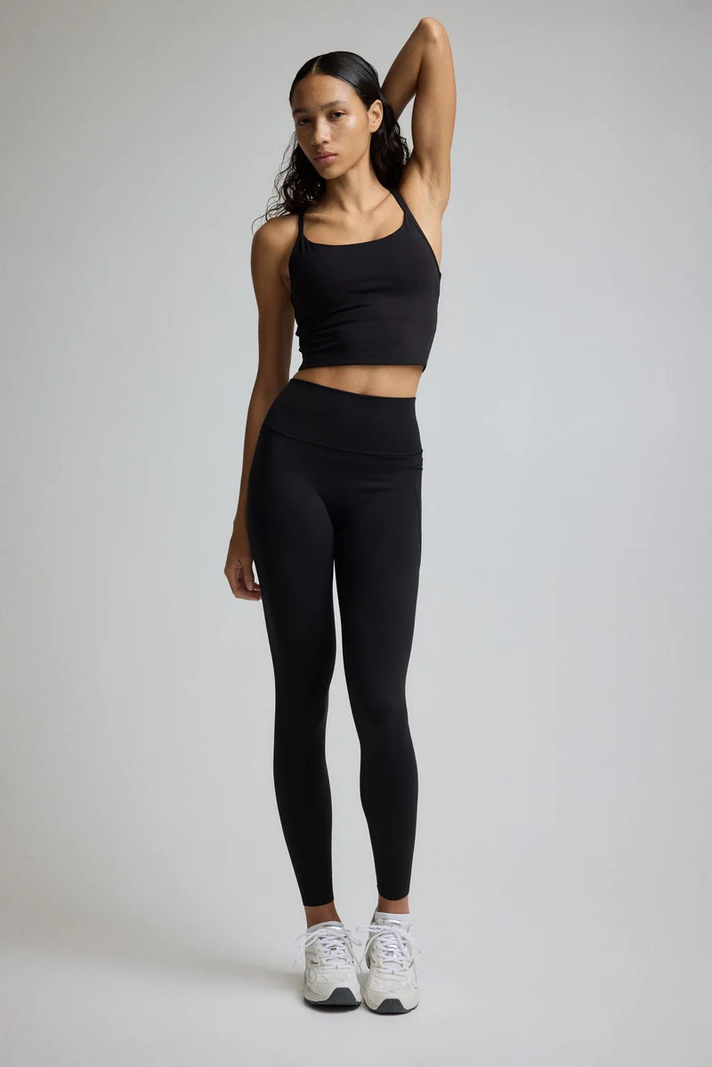 اتش اند ام حمالة صدر رياضية بدعم متوسط من نسيج سوفت موف™