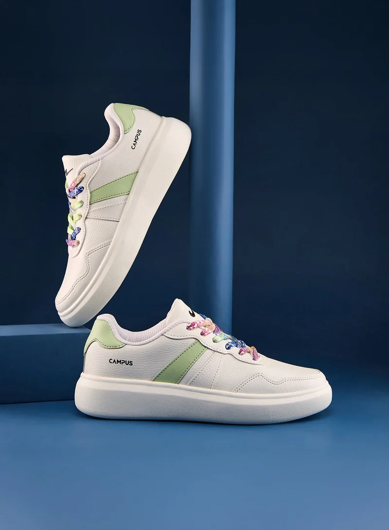 كامبس أحذية رياضية نسائية بيضاء قصيرة بتصميم أنيق متعدد الألوان مع تفاصيل زرقاء