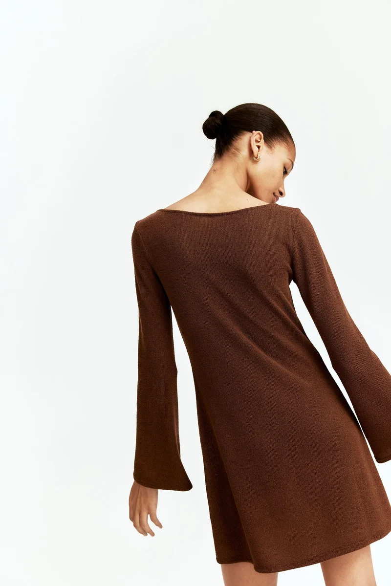 اتش اند ام فستان محبوك بتنورة ذات حافة واسعة