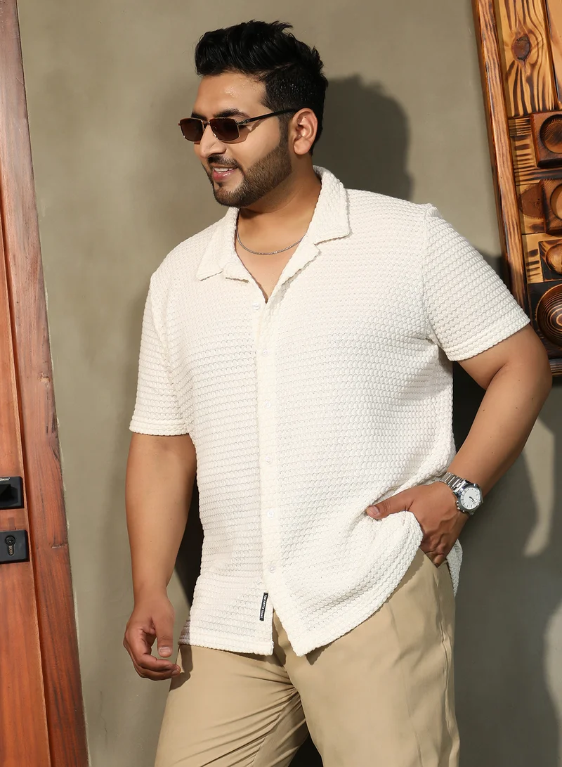 انستافاب بلس قميص رجالي أبيض مطبوع بنقشة زهور بيضاوية ملمسية من إنستافاب بلس للملابس الكاجوال بياقة كوبية وأكمام قصيرة عادية وإغلاق بأزرار مقاس كبير مصمم براحة للاستخدام اليومي