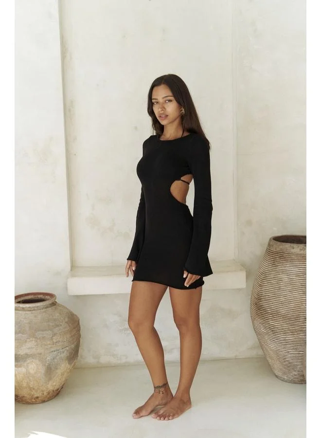 بوهيماي فستان ساريه الأسود بتفاصيل النافذة.