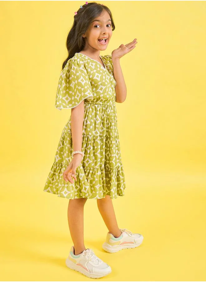 ستايلو بج Geometric Print V Neck Tiered Dress by Styli