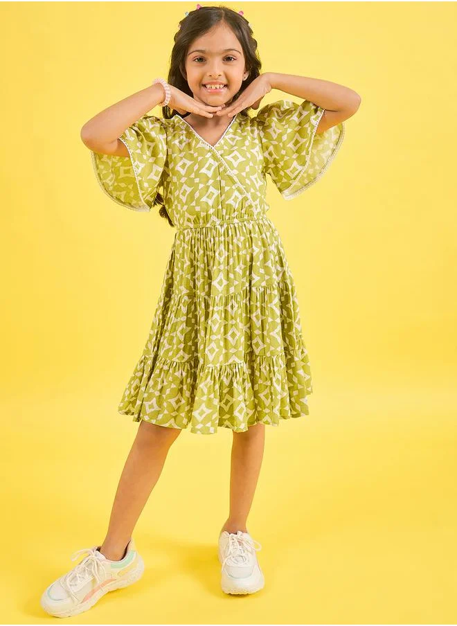 ستايلو بج Geometric Print V Neck Tiered Dress by Styli