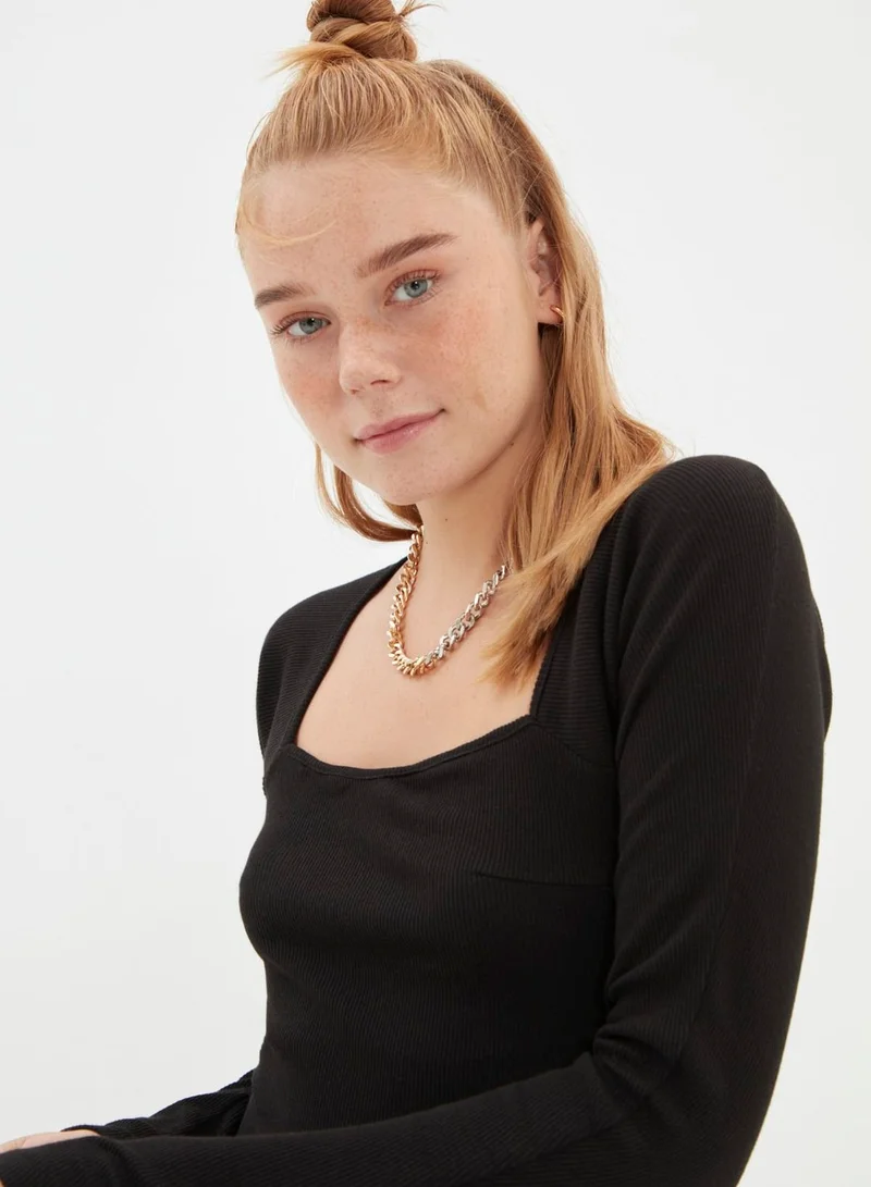 ترينديول فستان ضيق بفتحات