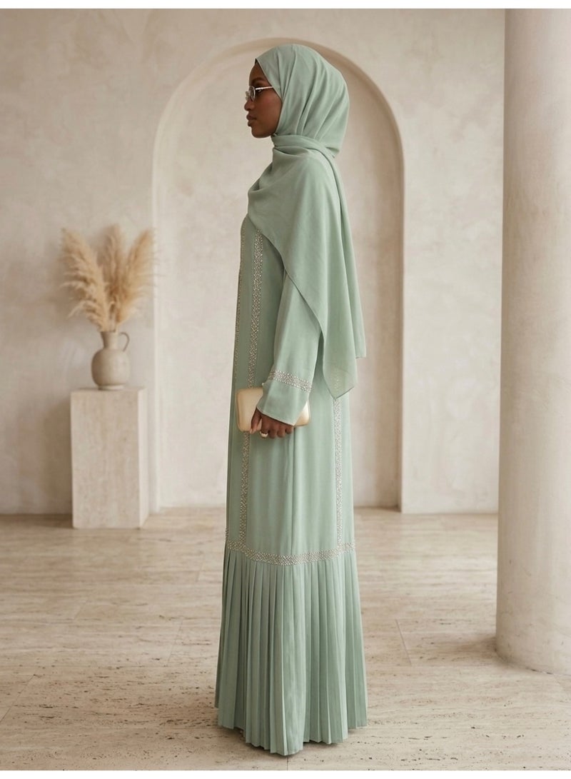 عباية أنيقة باللون الأخضر الحكيم مزينة بتطريز مع طيات مع حجاب مطابق - Image 1