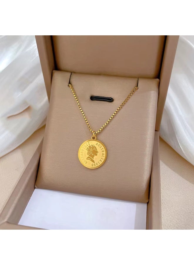 جوليا ستور قلادة الملكة إليزابيث الكلاسيكية الأنيقة والبسيطة ذات الشكل الدائري الذهبي على شكل جنيه إسترليني، مصنوعة من الفولاذ المقاوم للصدأ ومطلية بالذهب عيار 18 قيراطًا، على شكل سلسلة معدنية على شكل ميدالية المشاهير - Image 1