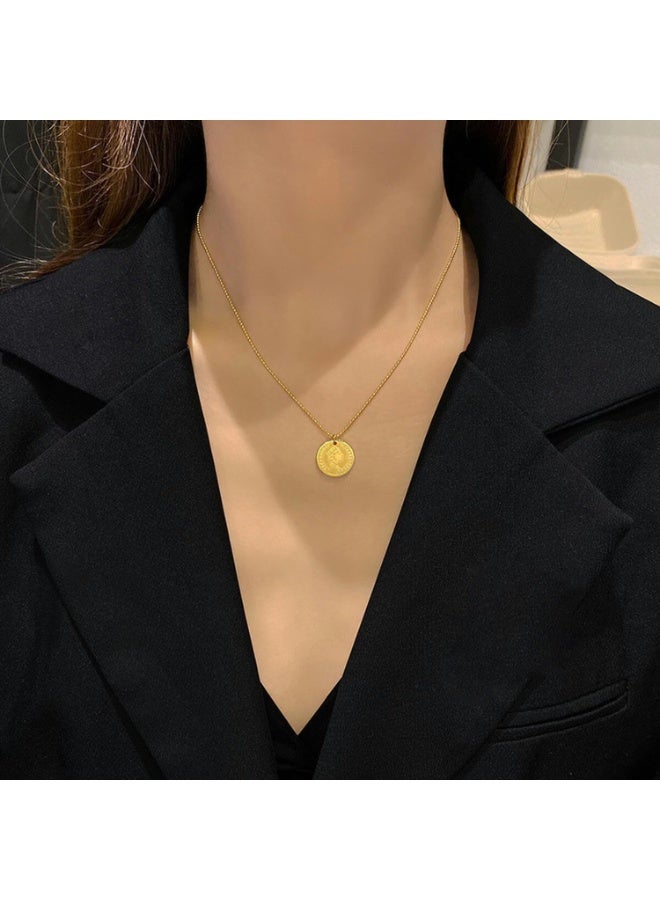 جوليا ستور قلادة الملكة إليزابيث الكلاسيكية الأنيقة والبسيطة ذات الشكل الدائري الذهبي على شكل جنيه إسترليني، مصنوعة من الفولاذ المقاوم للصدأ ومطلية بالذهب عيار 18 قيراطًا، على شكل سلسلة معدنية على شكل ميدالية المشاهير - Image 3