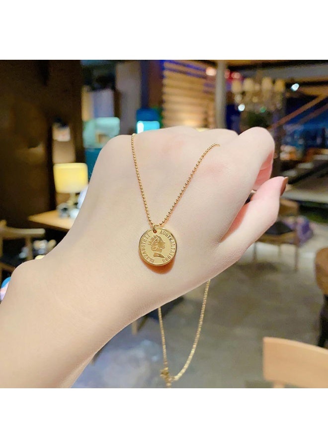 جوليا ستور قلادة الملكة إليزابيث الكلاسيكية الأنيقة والبسيطة ذات الشكل الدائري الذهبي على شكل جنيه إسترليني، مصنوعة من الفولاذ المقاوم للصدأ ومطلية بالذهب عيار 18 قيراطًا، على شكل سلسلة معدنية على شكل ميدالية المشاهير - Image 2