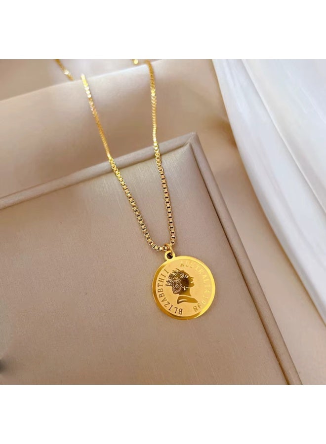جوليا ستور قلادة الملكة إليزابيث الكلاسيكية الأنيقة والبسيطة ذات الشكل الدائري الذهبي على شكل جنيه إسترليني، مصنوعة من الفولاذ المقاوم للصدأ ومطلية بالذهب عيار 18 قيراطًا، على شكل سلسلة معدنية على شكل ميدالية المشاهير - Image 5