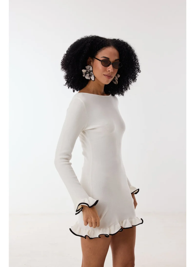 أشيتا فرنانديز فستان قصير محبوك بقصة ضيقة بياقة قارب وأكمام مكشكشة - عاجيأسود