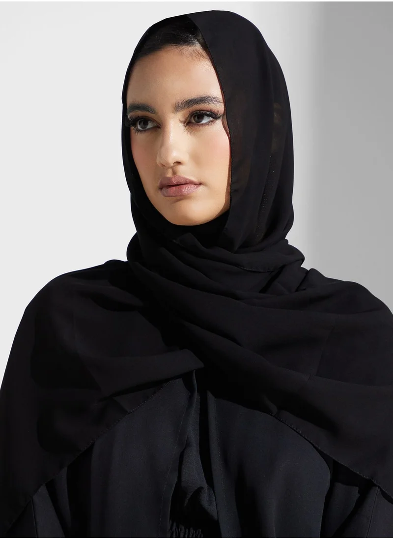 هيا كلوزيت عباية مزينة بالدانتيل