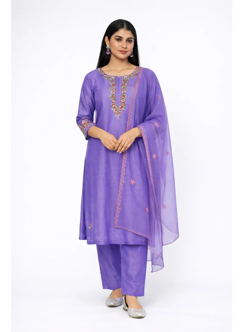 باناش برييا بريا باناش طقم كورتا وبنطلون من حرير دولا باللون البنفسجي مع دوباطة مطرزة للنساء.