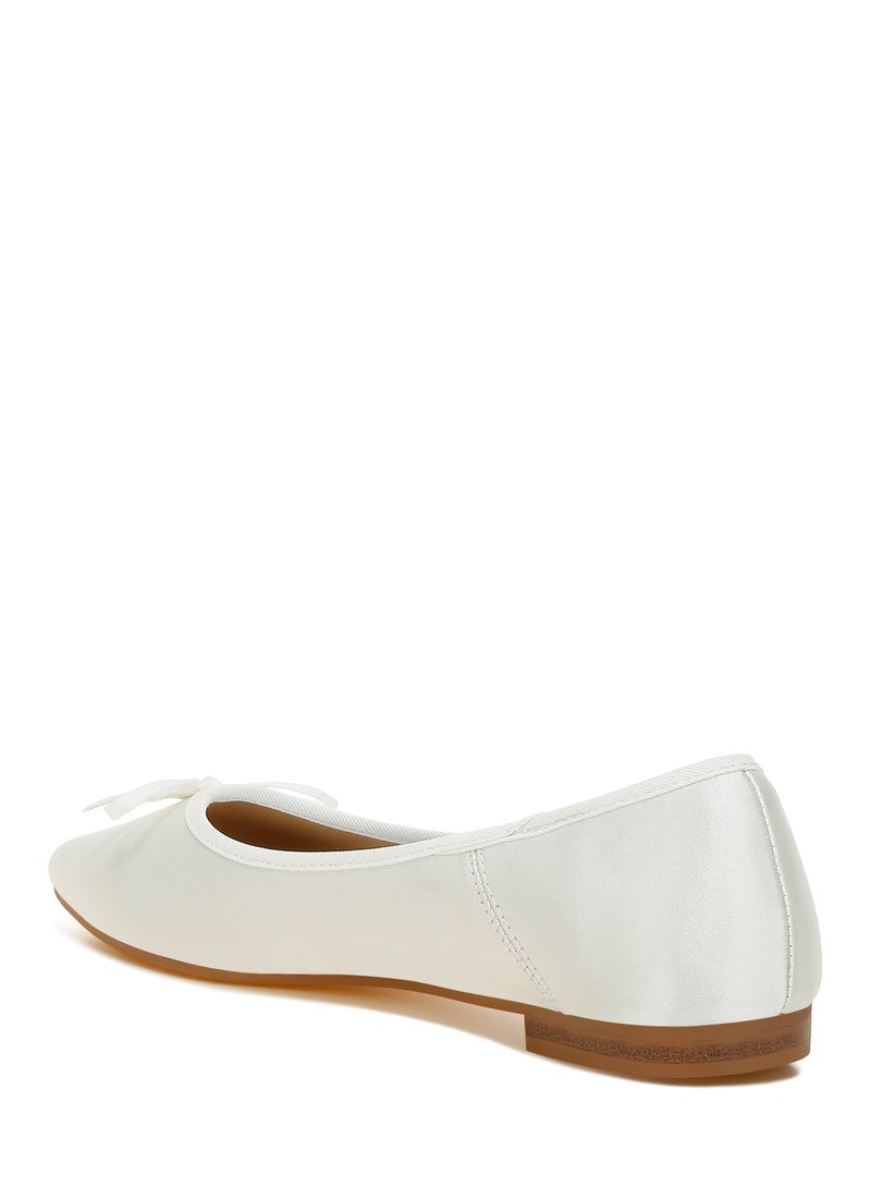 لندن راج راقصات باليه مزينة بفيونكة من الساتان باللون الأبيض - Image 3