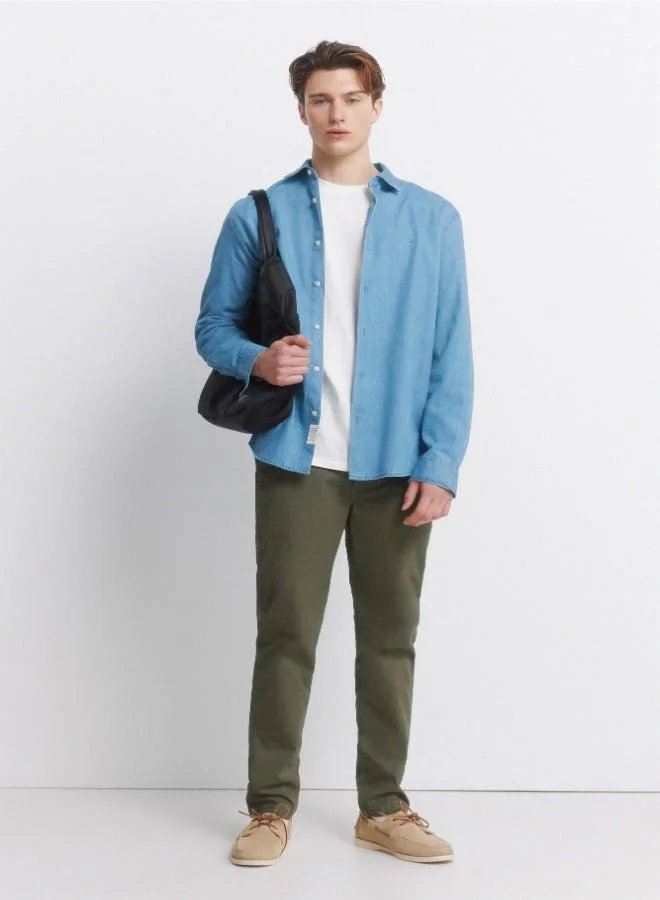 Springfield Lightweight long sleeve regular fit 100% cotton denim shirt. Tone-on-tone embroidery, raw button and decorative label on the inner placket.