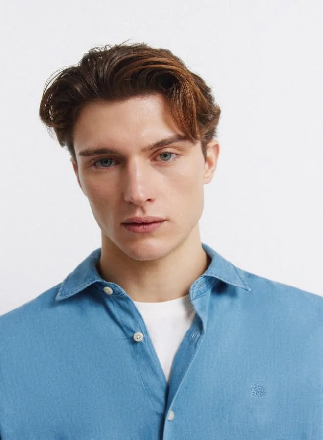 Springfield  Lightweight long sleeve regular fit 100% cotton denim shirt. Tone-on-tone embroidery, raw button and decorative label on the inner placket. for Men | Best Price UAE