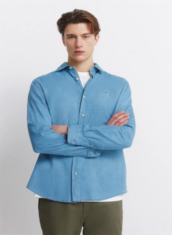 Springfield Lightweight long sleeve regular fit 100% cotton denim shirt. Tone-on-tone embroidery, raw button and decorative label on the inner placket.