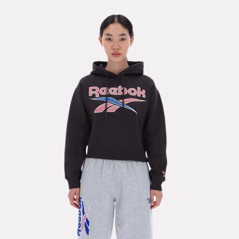 ريبوك Bold cozy and unapologetically Reebok. The triple Boucle logo hoodie features a textured chenille-style logo front and center for a retro-inspired statement. Crafted from soft cotton-poly brushback fleece this cropped hoodie blends comfort with standout styleperfect for casual days with a pop of personality.