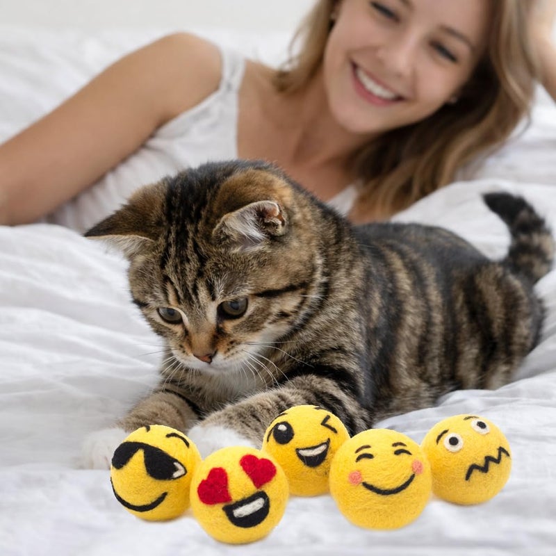 Glaciart One ألعاب قطط من نوع “Glaciart One Emoji Ball” مصنوعة من صوف طبيعي، تحتوي على نبات النيبت، طول اللعبة 1.5 بوصة. - Image 4