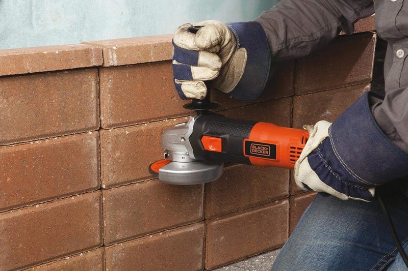 بلاك اند ديكر مجلخة زاوية صغيرة، 820 واط، 115 مم، تعديل واقي بدون أدوات، مقبض جانبي بثلاثة أوضاع، علبة تروس معدنية، لطحن وقطع المعادن، تصميم صغير الحجم، تخزين سهل، برتقالي/أسود - G720P-B5 - Image 4